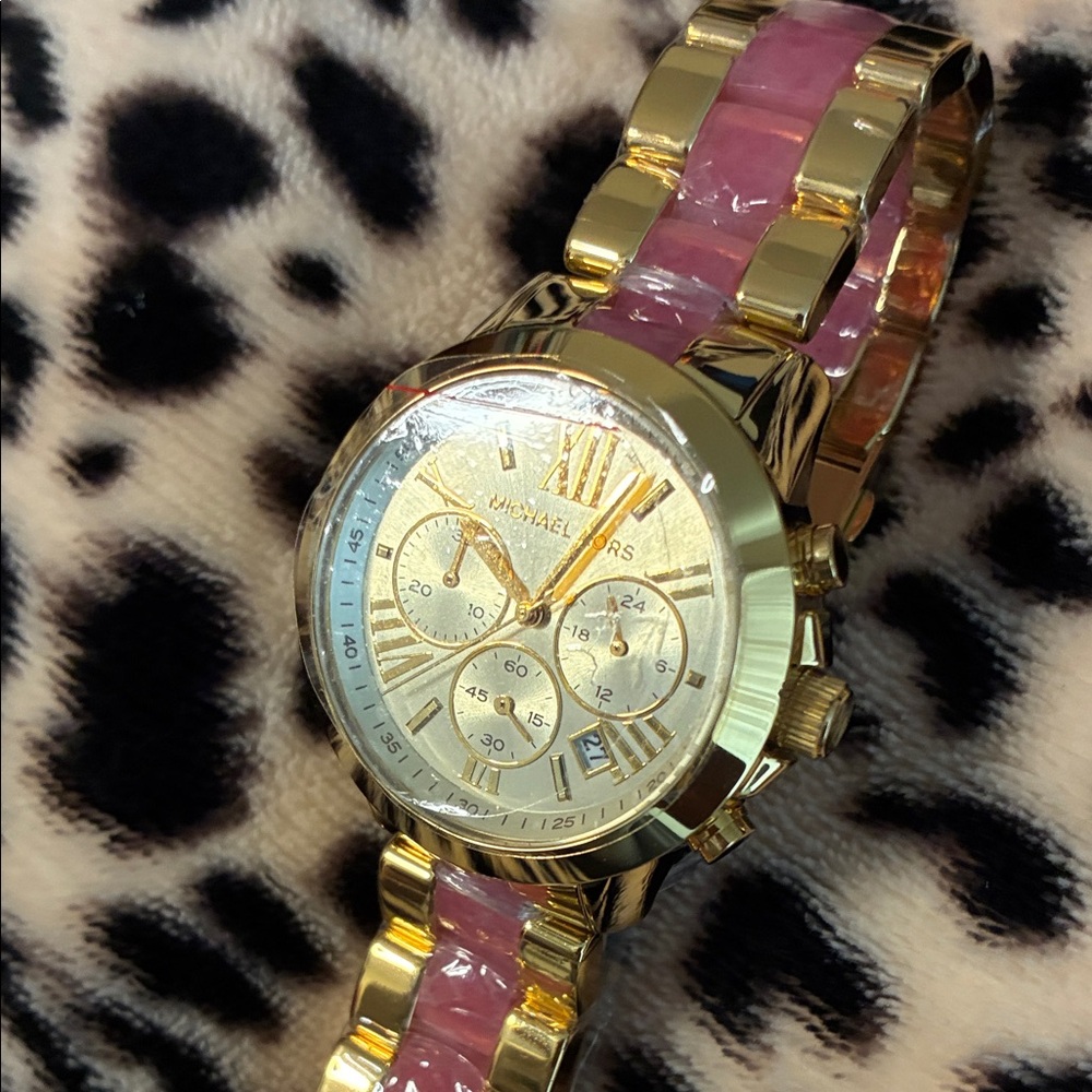 💞Michael Kors Gold Tone Watch with Pink Center Links 💞 - Picture 4 of 6